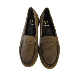 Italia womens beige suede loafers. Size 37, NWOT.